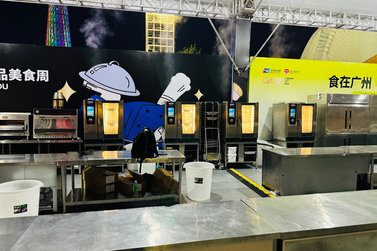 厨房蒸箱和操作台